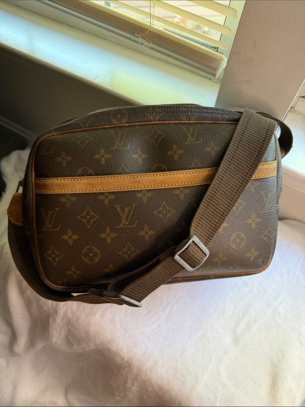 💞 Auth Louis Vuitton Reporter MM Crossbody Bag